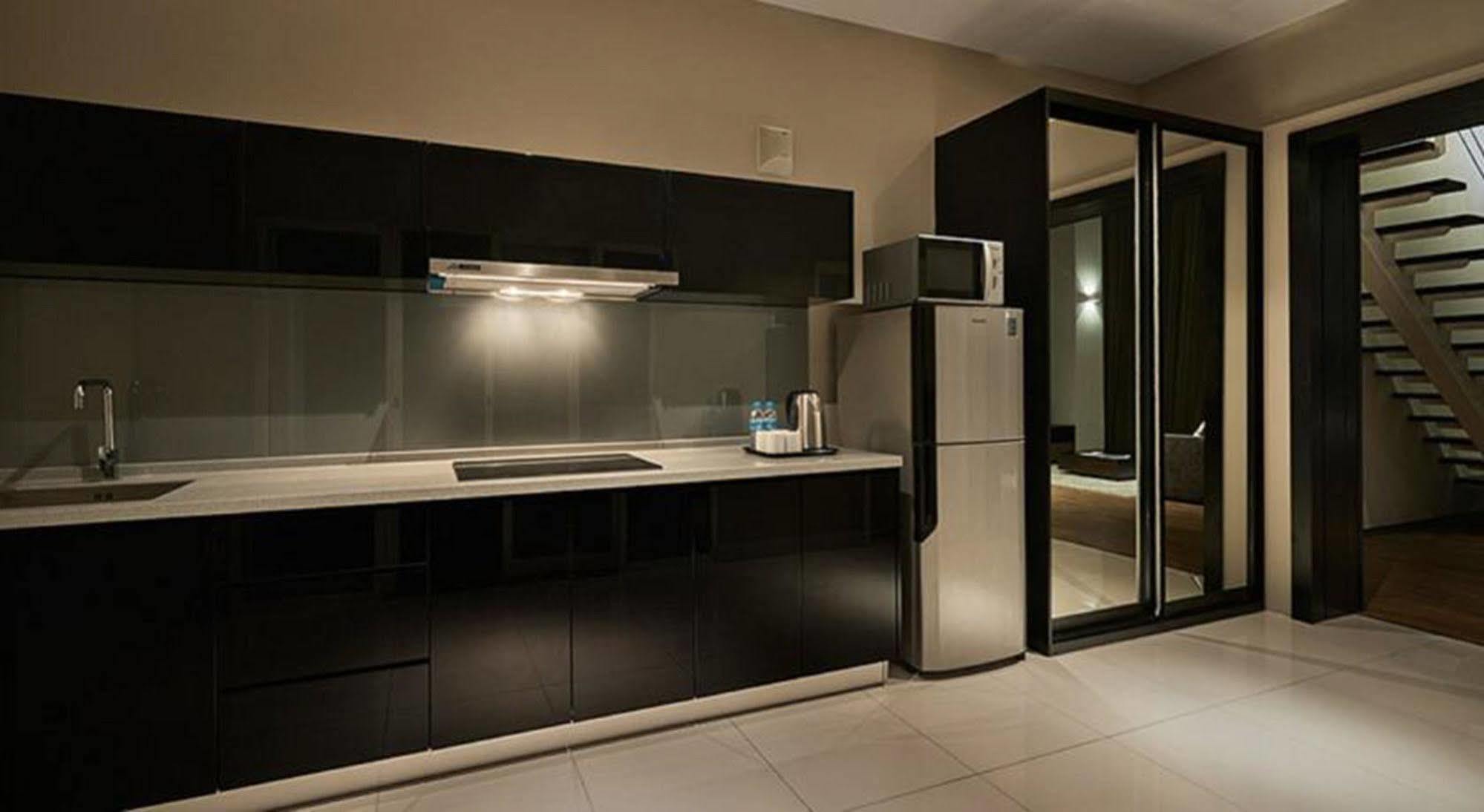 Maritime Luxury Suites Джордж Таун Екстериор снимка