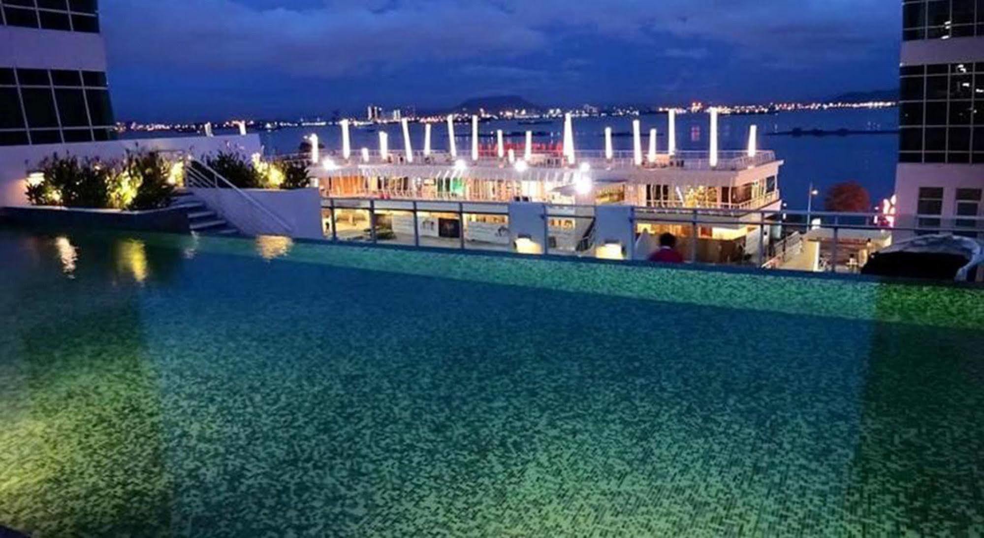 Maritime Luxury Suites Джордж Таун Екстериор снимка