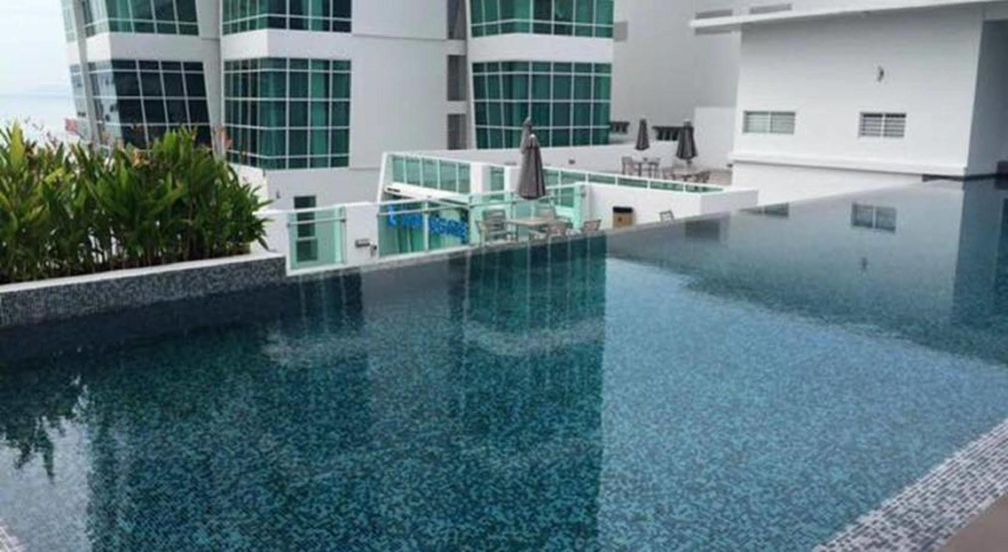 Maritime Luxury Suites Джордж Таун Екстериор снимка