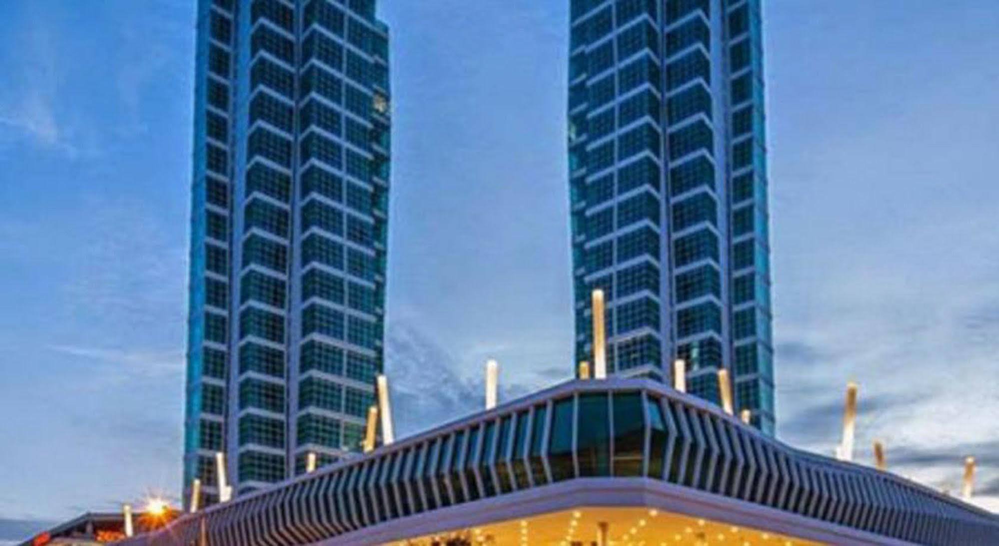 Maritime Luxury Suites Джордж Таун Екстериор снимка